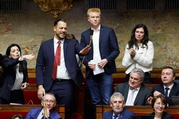 Adrien Quatennens, en el centro con papeles en la mano, recibe el apoyo y la defensa de algunos de sus compañeros y compañeras de La France Insoumise.
