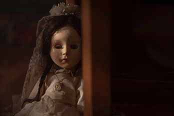 Esta vez la muñeca maldita es una muñeca de primera comunión.