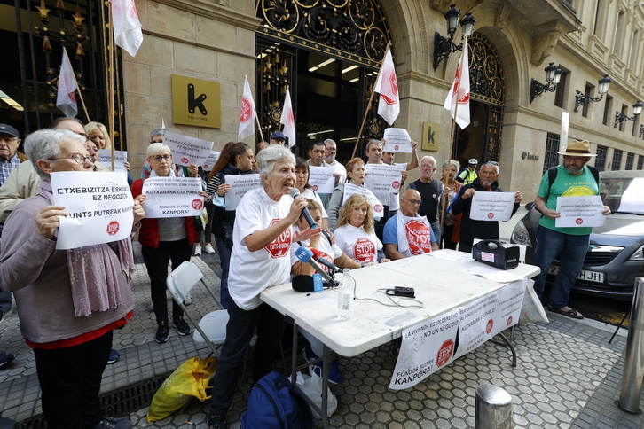 Movilización contra los desahucios ante la sede de Kutxabank en Donostia.