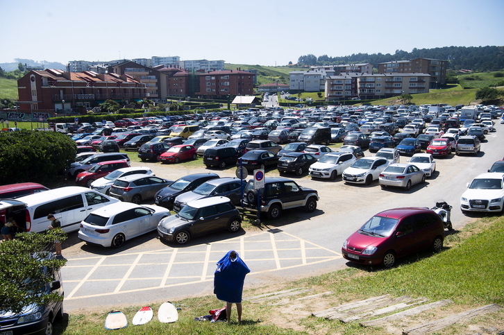 Sopelako hondartzen aparkalekuetako bat, irudian.