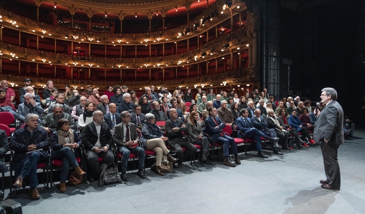 El alcalde Aburto, dirigiéndose a los representantes de los sectores culturales.