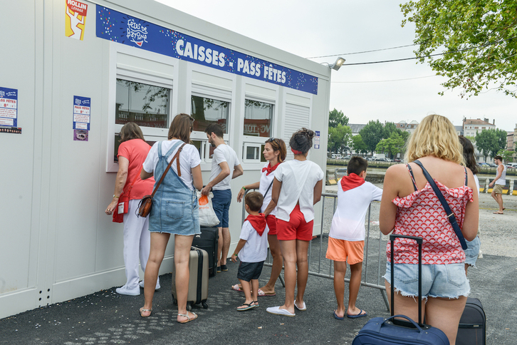Varias personas hacen cola para comprar su pase antes de entrar al recinto festivo baionarra, en 2018.
