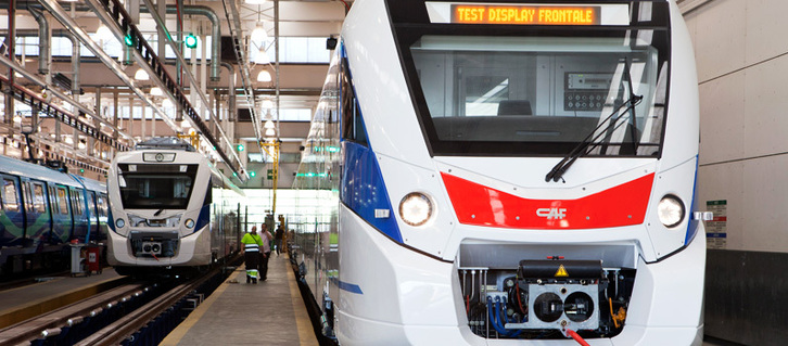 Imagen de un tren de media distancia fabricado por CAF para Renfe.