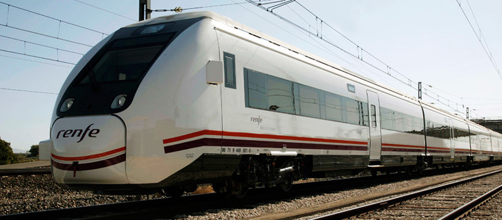 Imagen de un tren de media distancia fabricado por CAF para Renfe.