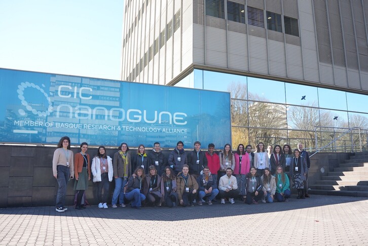 Neguko eskola programan parte hartzen ari diren ikasleak.