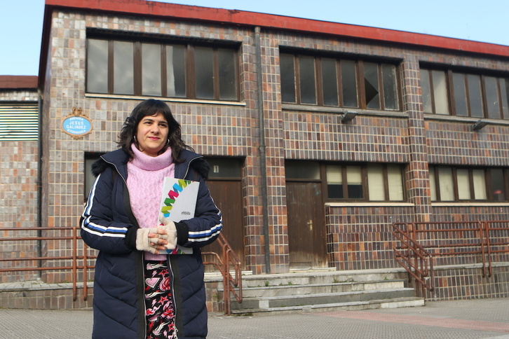 Alba Fatuarte ante el viejo depósito de aguas de Zabalbide.