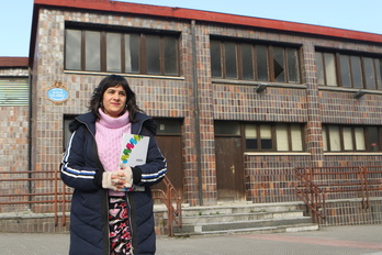 Alba Fatuarte ante el viejo depósito de aguas de Zabalbide.