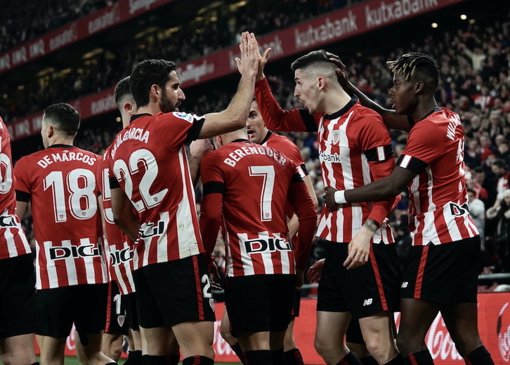 Los jugadores del Athletic celebran uno de los goles de Sancet ante el Cádiz.