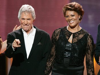 Burt Bacharach con Dionne Warwick en 2006.