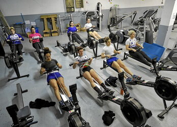 Donostia Arraun Lagunak taldearen entrenamendua, aste honetan bertan. Eli Pescador, behean eskubian, beste taldekide batzuekin batera ergometroa egiten.