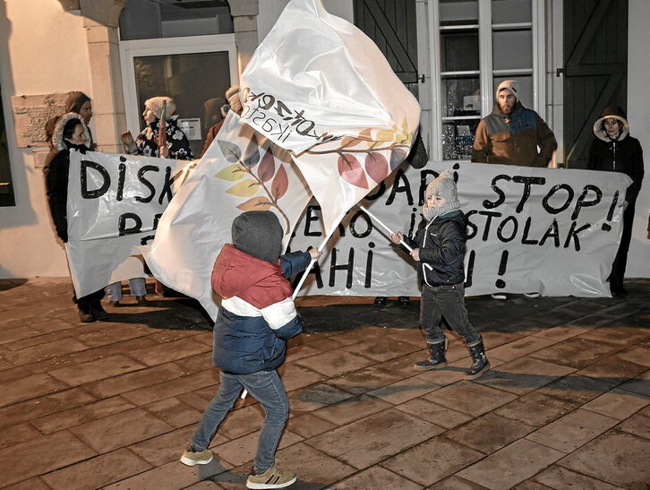 Irudian, Beskoitzeko ikastolako komunitateak deitutako protesta.