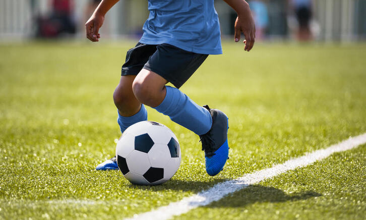 Un niño juega a fútbol en una imagen de archivo.