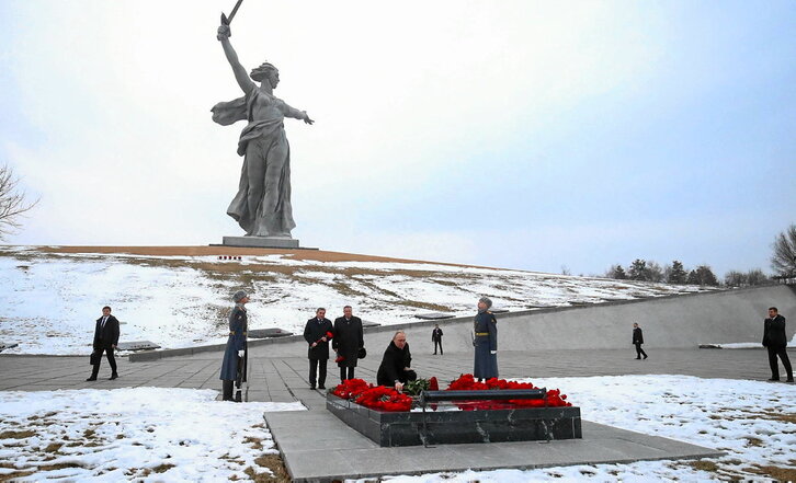 Vladimir Putin Errusiako presidentea Mamayeven, Volgogradeko II. Mundu Gerrako oroigarrian, bisitan otsailaren 2an.