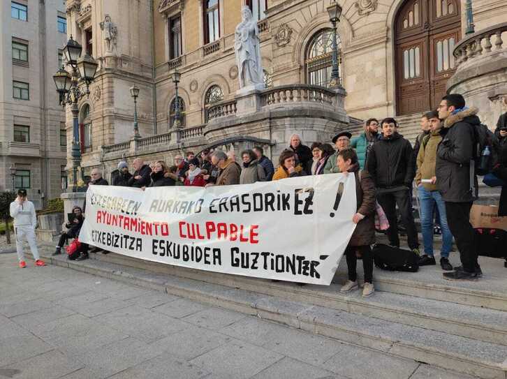 Concentración ante el Ayuntamiento de Bilbo.