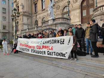 Concentración ante el Ayuntamiento de Bilbo.