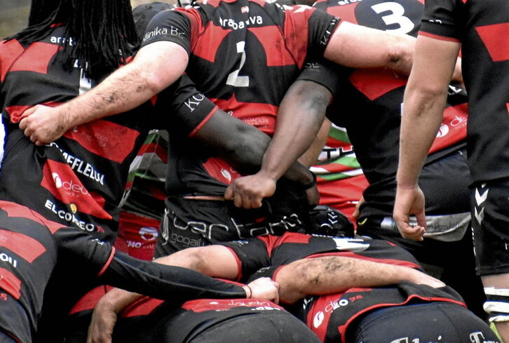 La delantera del Gaztedi se prepara para una melé.