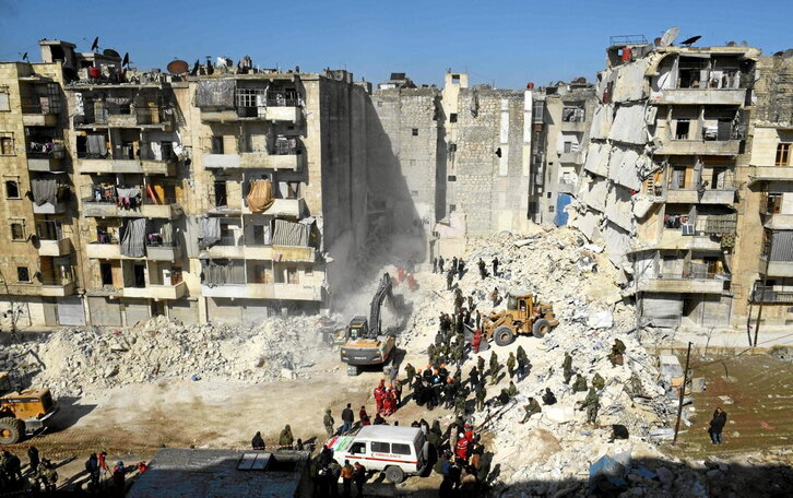 Siriako soldaduek eta sorosleak, Alepoko eraikin baten hondakinen artean, biktimen eta bizirik atera direnen bila.