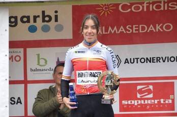 Estela Domínguez, en el podio de Balmaseda en abril de 2022 como líder de la Copa de España junior.