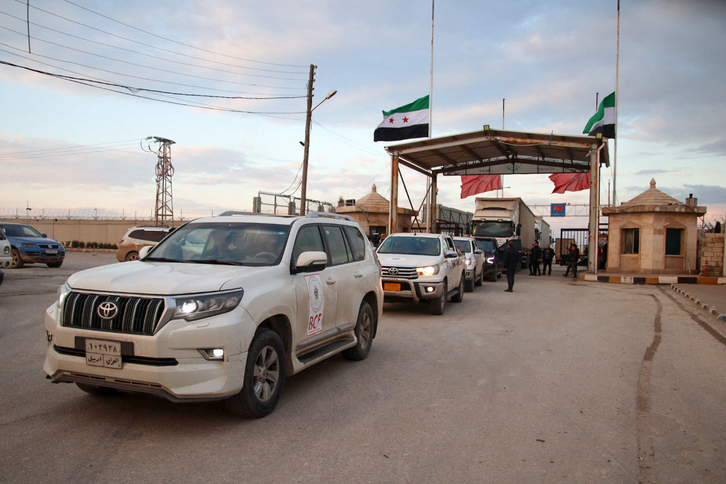 Un convoy humanitario cruzando el pasado viernes la frontera que une Turquía con las zonas opositoras de Siria.