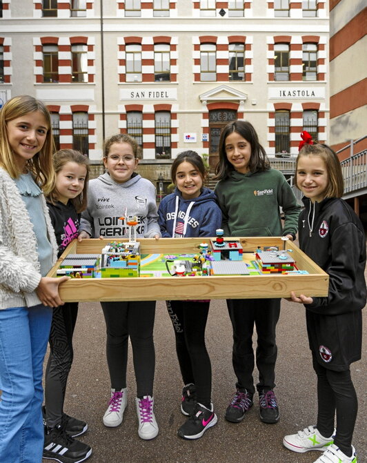 Lehenengo irudian, Gernika-Lumoko San Fidel ikastetxeko haur talde bat, First Lego League-n aurkeztuko duten maketarekin.Bigarrenean, Idoia Rodriguez eta Nerea Barrasa, Bellotan; azkenekoan, Lorea Peña Finlandiako Puutikankangas parkeko obra batean.