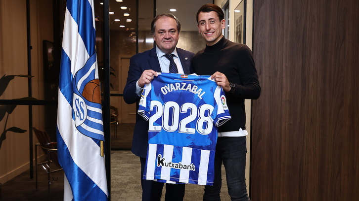Jokin Aperribay y Mikel Oyarzabal posan con la camiseta que simboliza la renovación.