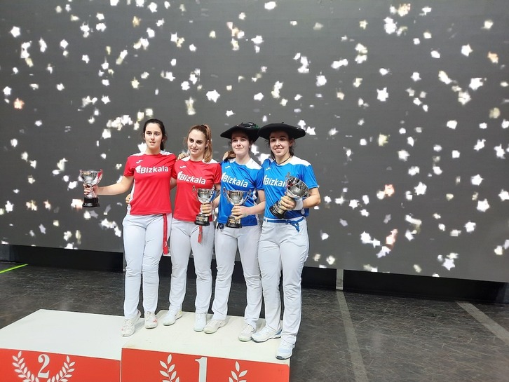 Arrizabalaga-Oses posan en el podio con sus txapelas.