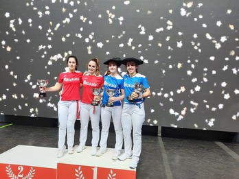 Arrizabalaga-Oses posan en el podio con sus txapelas.