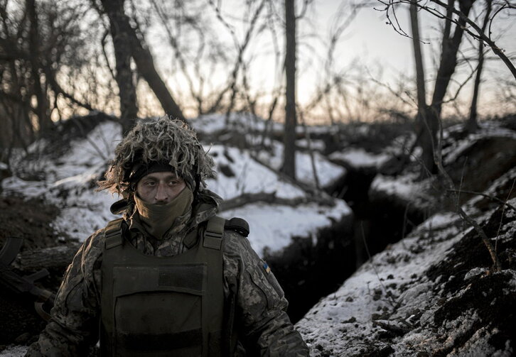 Un soldado ucraniano en el frente de Marinvka. (Andoni LUBAKI)