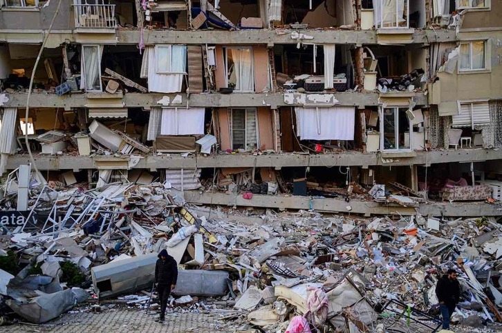  En esta página, supervivientes del terremoto entre las ruinas de edificios en Hatay. 