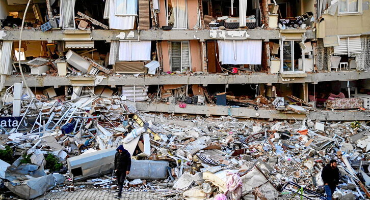 En esta página, supervivientes del terremoto entre las ruinas de edificios en la ciudad de Hatay. En la siguiente, una mujer rescatada de los escombros.