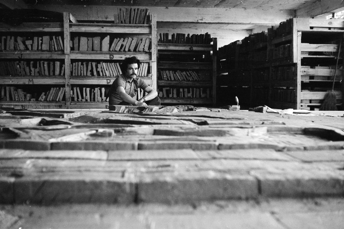 Jose Luis Zumeta mientras trabajaba en el mural. (Antton ELIZEGI | SAN TELMO MUSEOA)