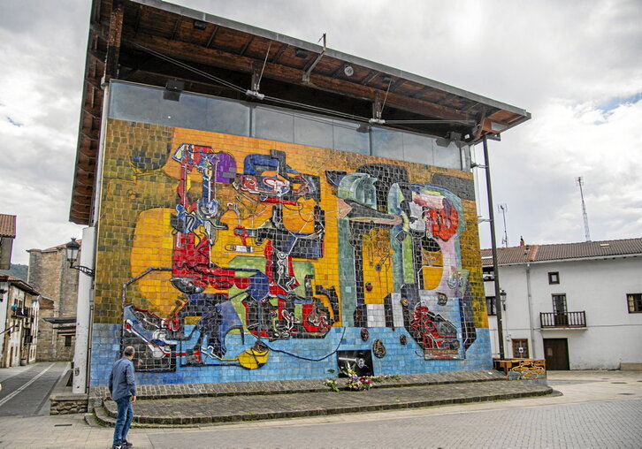 A la izquierda, imagen del mural ubicado en Usurbil que cumple ahora medio siglo. Sobre estas líneas, Jose Luis Zumeta mientras trabajaba en el mural.