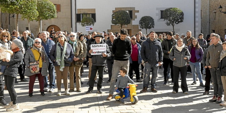 Concentración de ayer al mediodía en Mañeru.