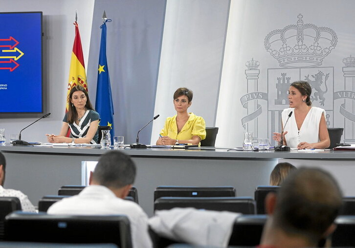 La ministra de Justicia, Pilar Llop (izquierda) y la ministra de Igualdad, Irene Montero (derecha), durante una rueda de prensa.