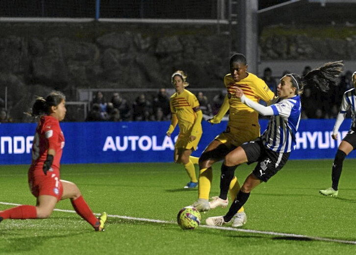 Camila Sáez intenta evitar el remate de Oshoala, autora del primer gol culé.