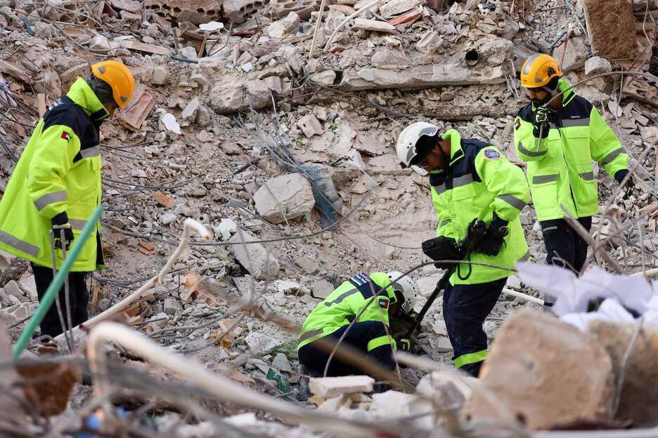 En la ciudad siria de Jableh, rescatistas emiratíes trabajan en la búsqueda de víctimas.