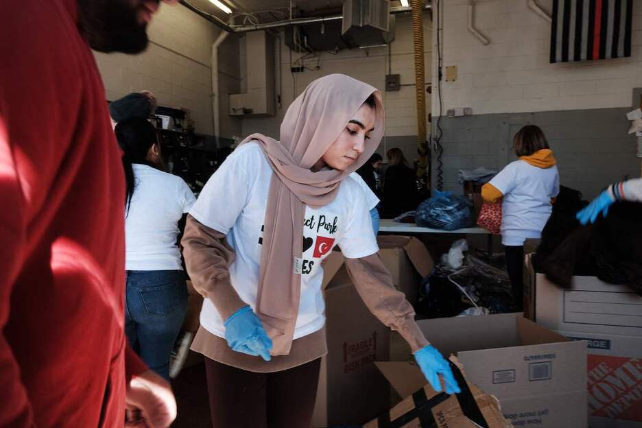 Voluntarios recogen alimentos y demás productos para las víctimas del terremoto.
