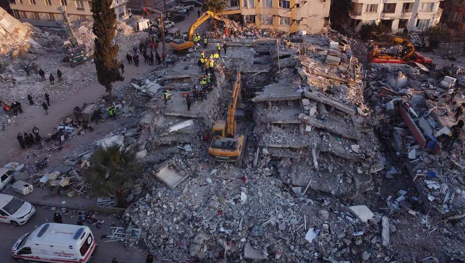 Una foto aérea muestra edificios derrumbados en Antakya.