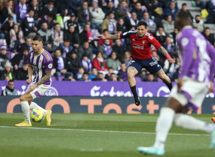En este remate Chimy Ávila ha estrellado el esférico en el poste.
