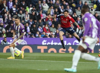 En este remate Chimy Ávila ha estrellado el esférico en el poste.