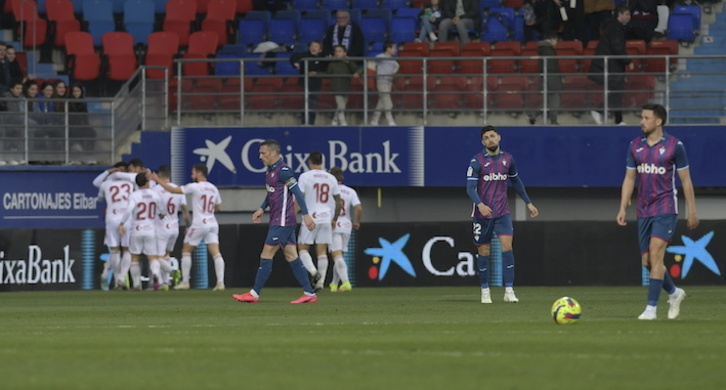 Los jugadores del Eibar se dirigen cabizbajos al centro del campo mientras sus rivales celebran el 0-2.