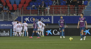 Los jugadores del Eibar se dirigen cabizbajos al centro del campo mientras sus rivales celebran el 0-2.