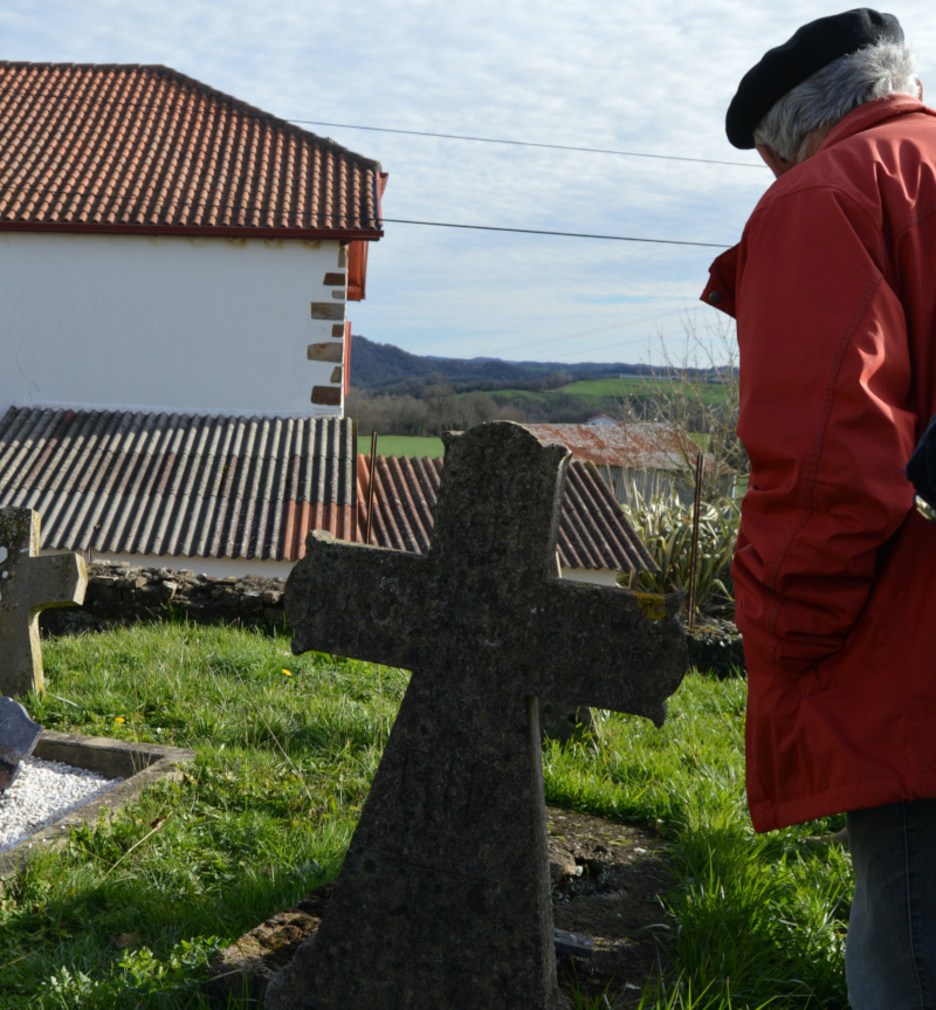 Jose Guezala Garmendia eta Maria Perez Aparicio oiartzuarren hobia Sarrikotako hilerrian