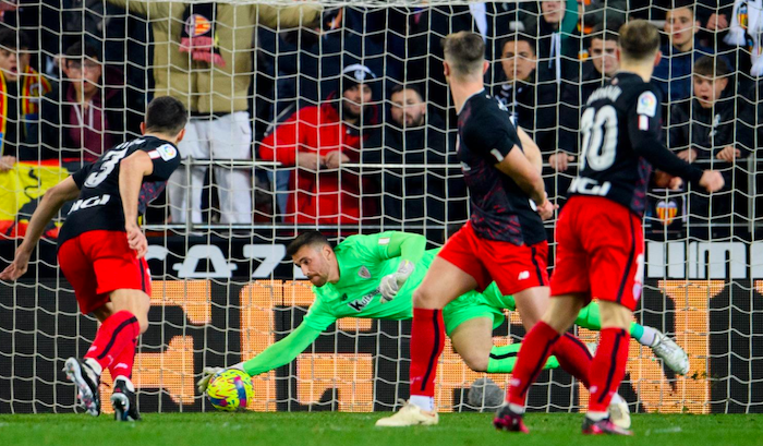 Simonek geldiketa bikainak egin zituen Mestallan. (@AthleticClub) Simonek geldiketa bikainak egin zituen Mestallan. (@AthleticClub)