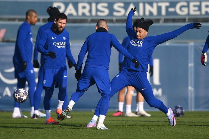 El dúo estrella del PSG, Messi-Mbappé, durante el entrenamiento de este lunes.