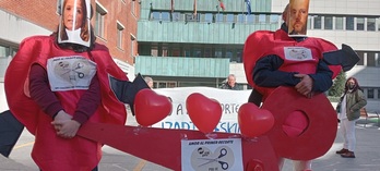 Protesta en Barakaldo contra el «recorte» en las ayudas de emergencia social.