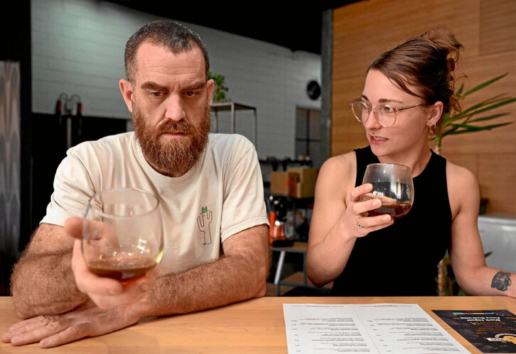 Nolan Hirte, a la izquierda, y Brodie Roberts, gerente del proyecto, degustan el café.