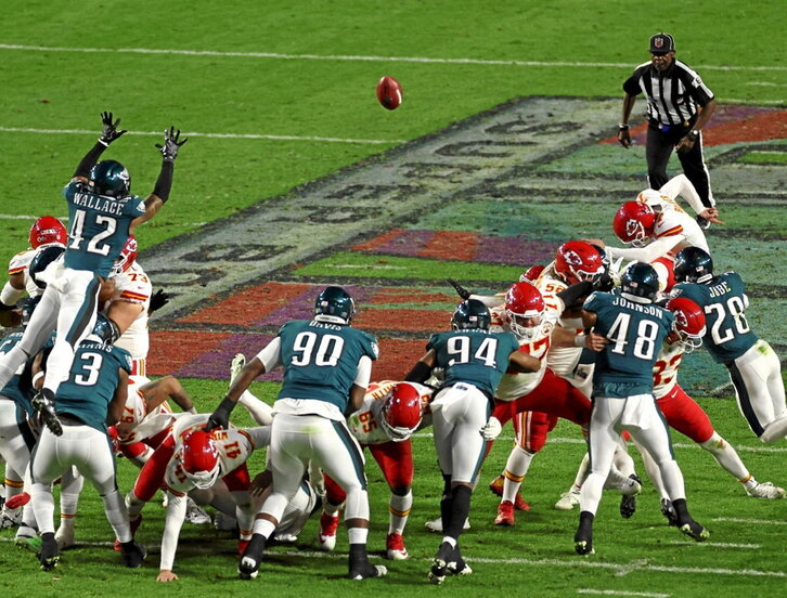 El balón decisivo pateado por Butker vuela hacia su destino.