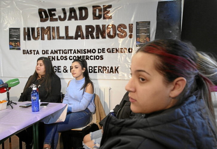 Tamara Clavería y Manuela Vega relataron los dos casos de acoso.