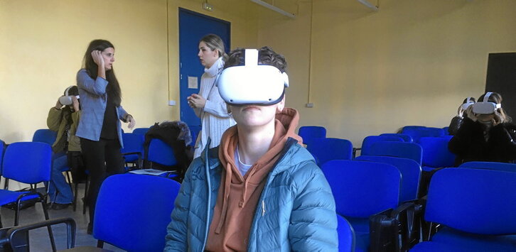 Imágenes de personas que probaron en la UPNA la experiencia de acercarse, a través de la realidad virtual, a los prejuicios que sufren las personas con discapacidad.